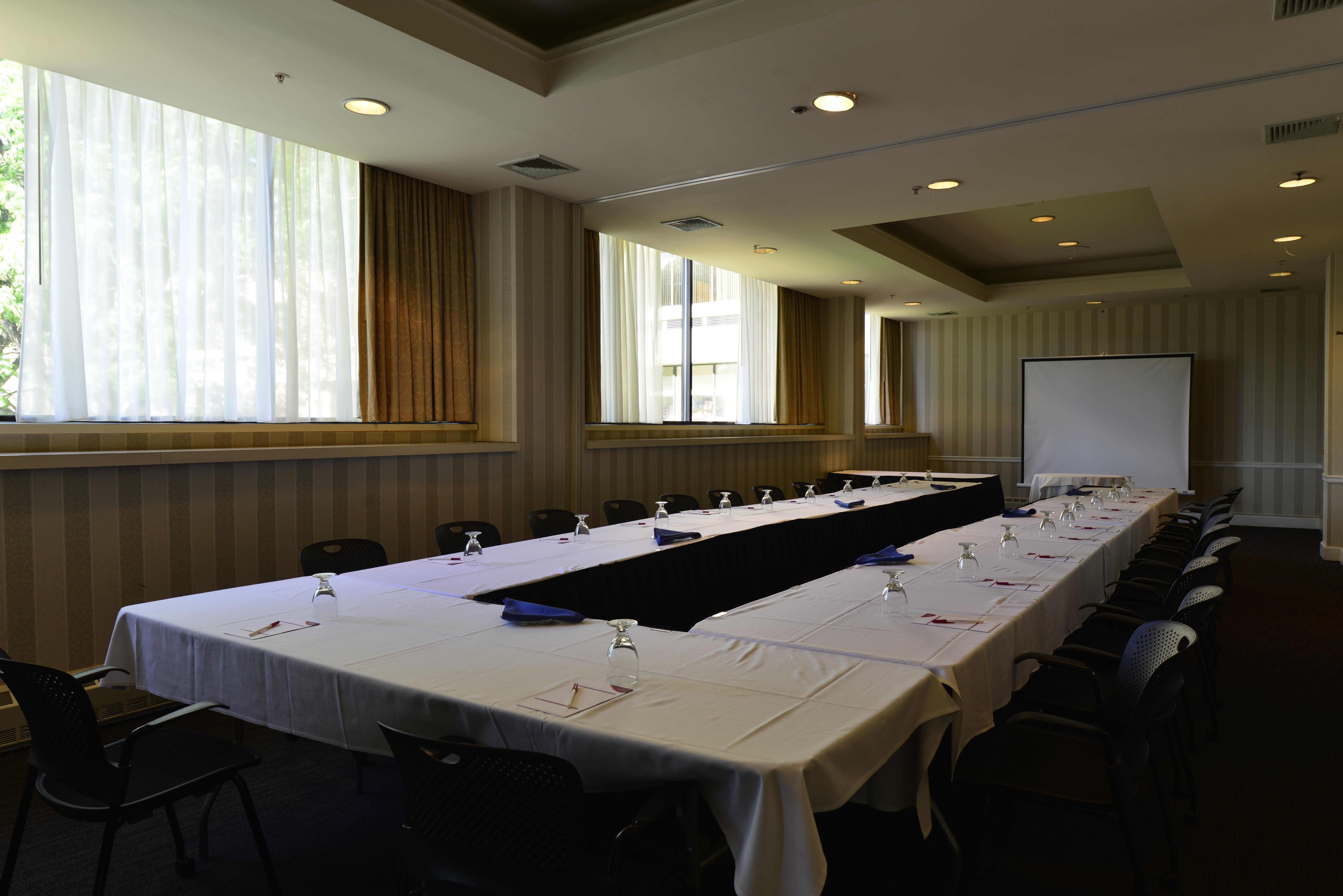 Holiday Inn & Suites Pittsfield-Berkshires By Ihg Exterior foto